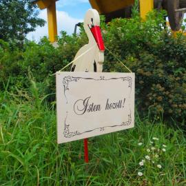Kerti kitűző - nagy gólya üdvözlő táblával